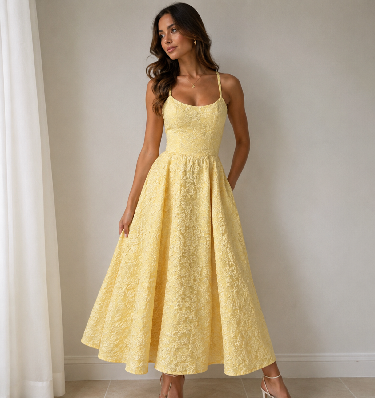 Vestido Halter Elegante con Espalda Descubierta